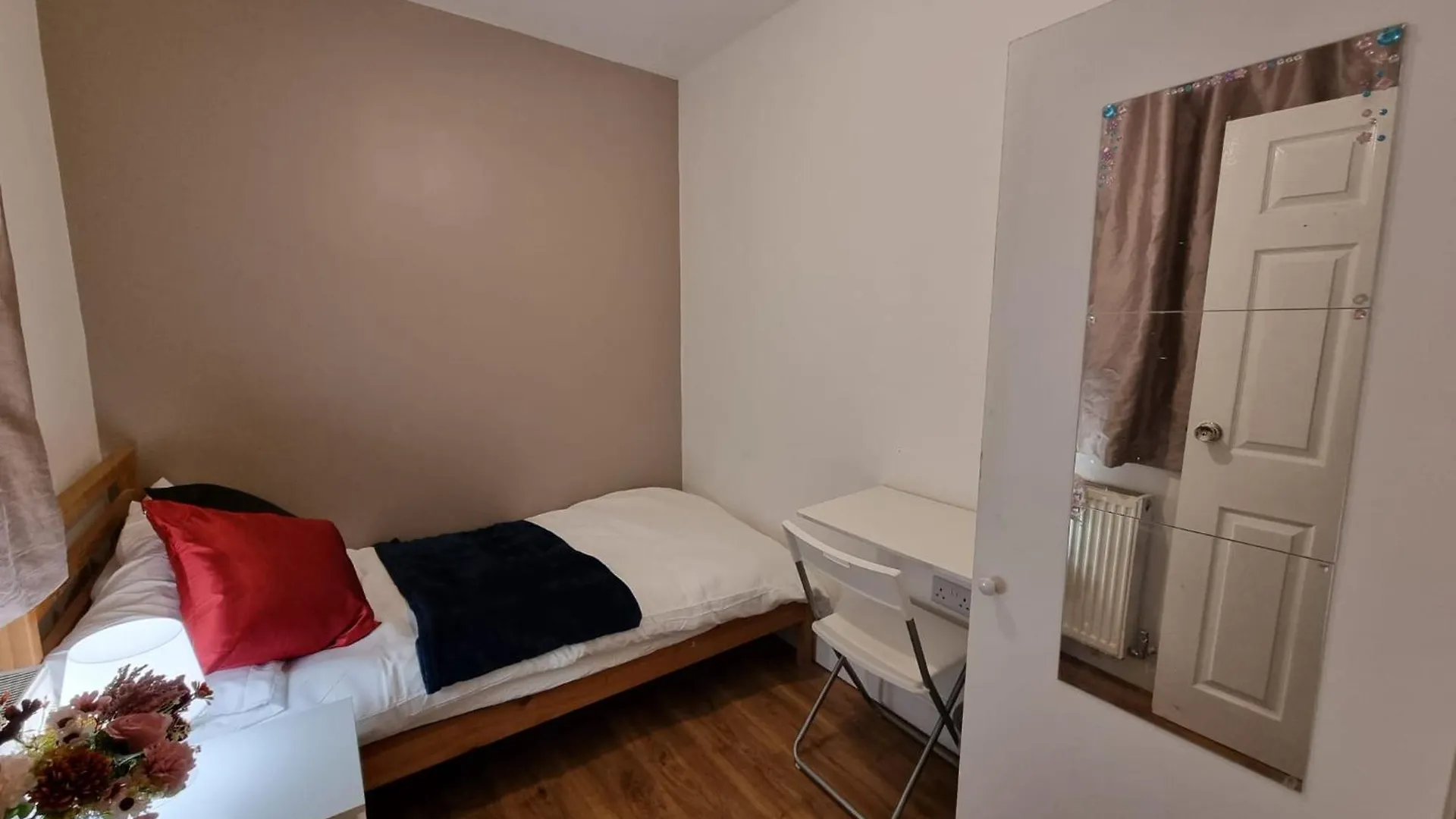 Guest house Single Room Hayes, Heathrow, London, Free Parking United Kingdom