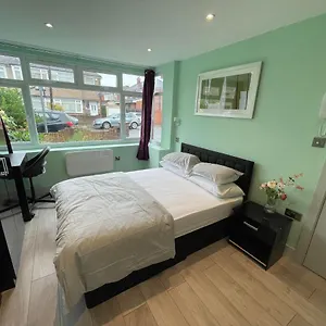  Guest house Letzi Premium Cozy Retreat Private En-suite Rooms, Heathrow Airport